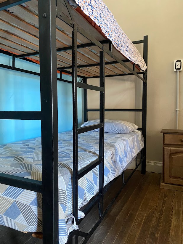 Cama en habitación compartida mixta